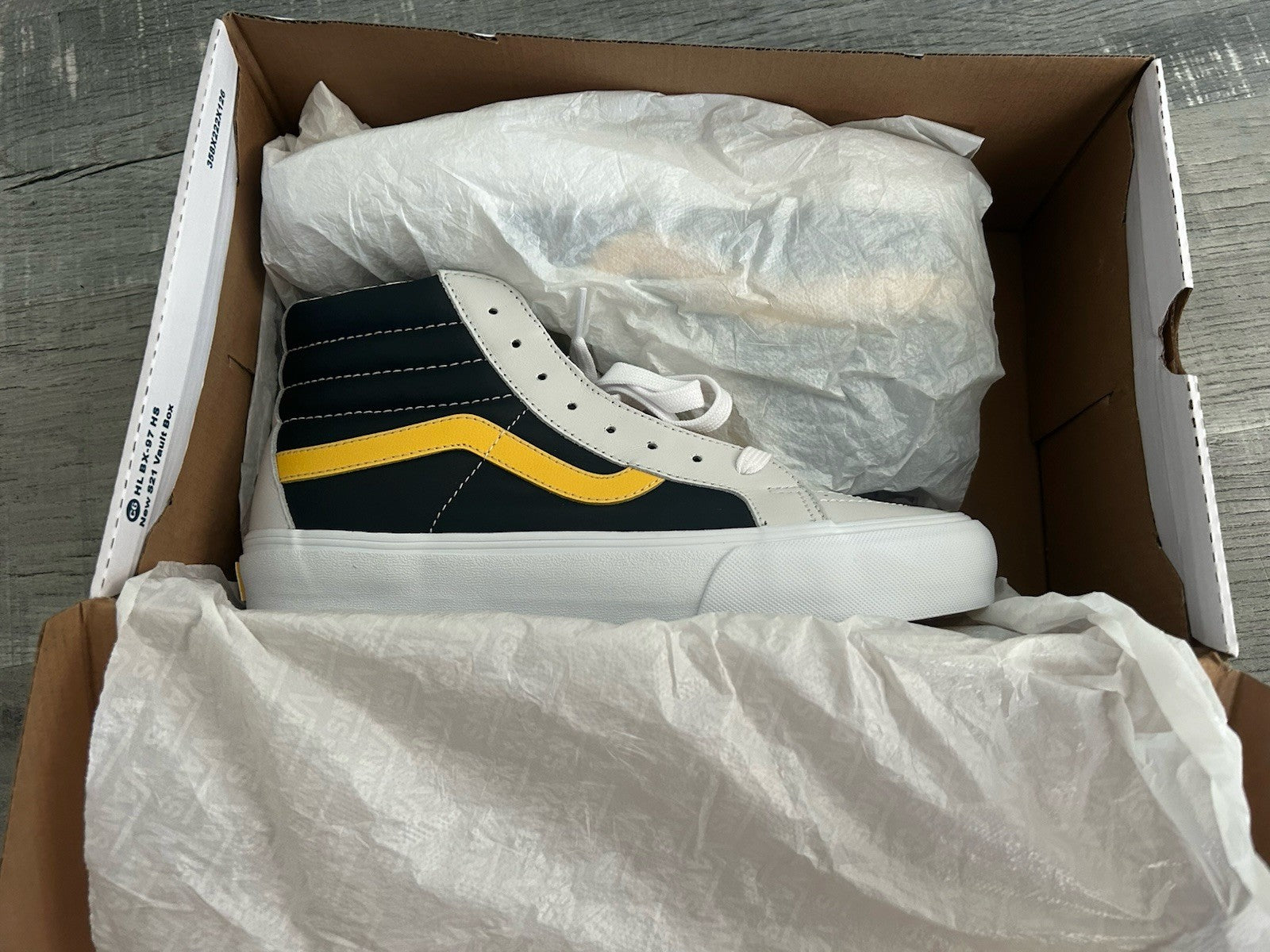 Size 9 VANS Vault Sk8-Hi LX New In Box Team Vans Sticker 8” Volcom Bones Cruz LA